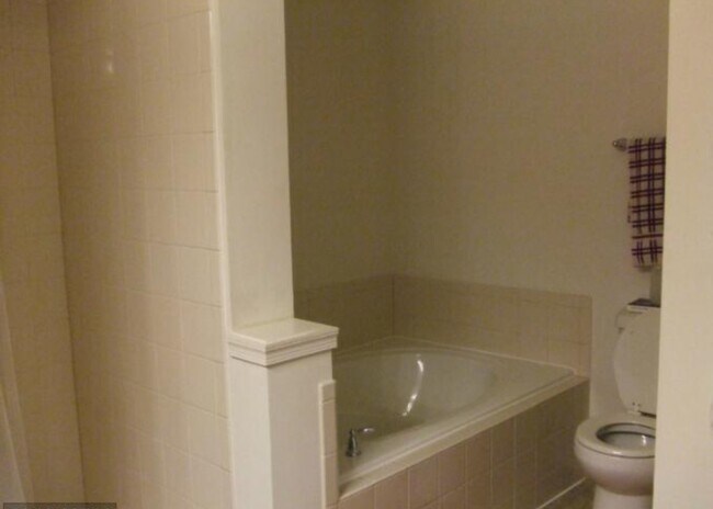 Building Photo - 2627 Eastbourne Dr