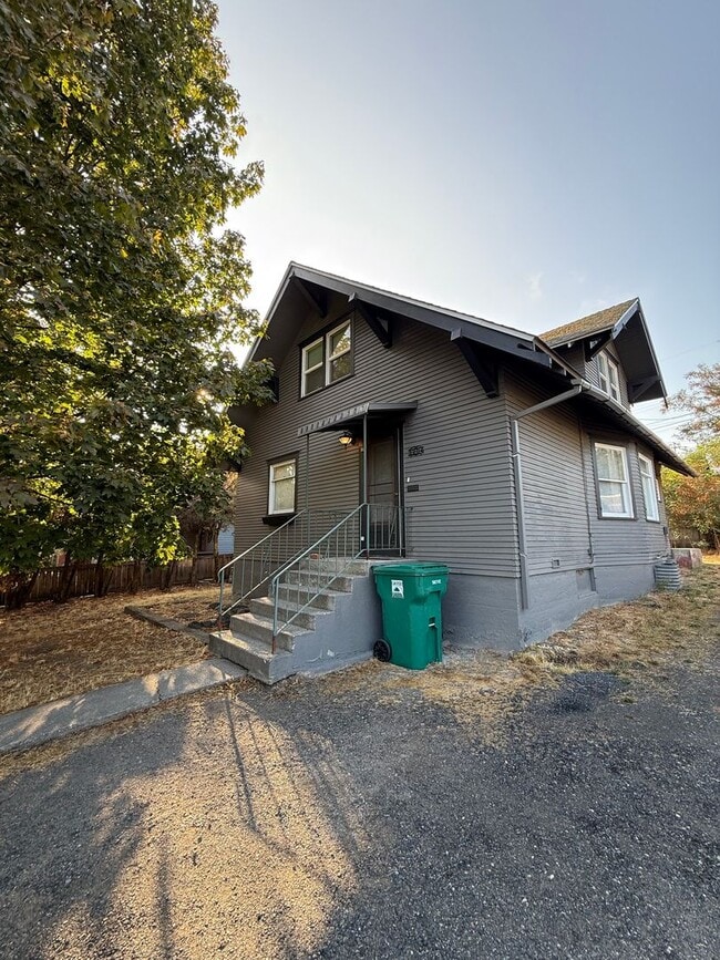 Building Photo - Vintage Victorian-Style Home | 3 Bed | 2 B...