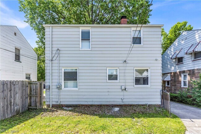 Building Photo - 15803 Delrey Ave