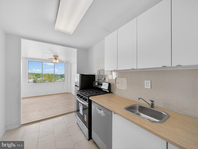 Building Photo - 6621 Wakefield Dr