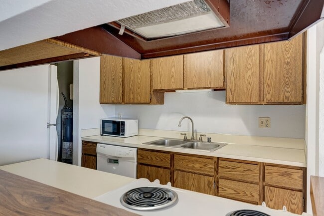 Building Photo - Charming 2-Bedroom Condo with Balcony – Pr...