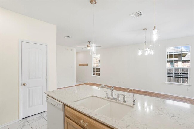 Building Photo - 128 Holstein St