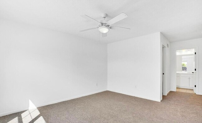 Building Photo - Beautiful 3-Bedroom Townhome in Pleasure Ridge Park!