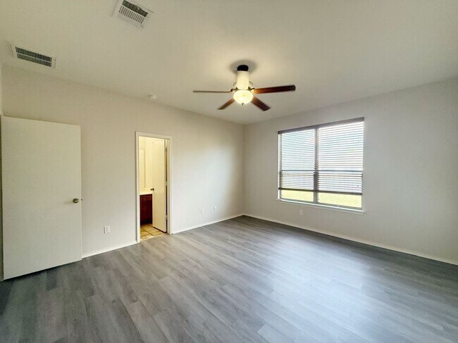 Building Photo - 1722 E Mesa Park Dr