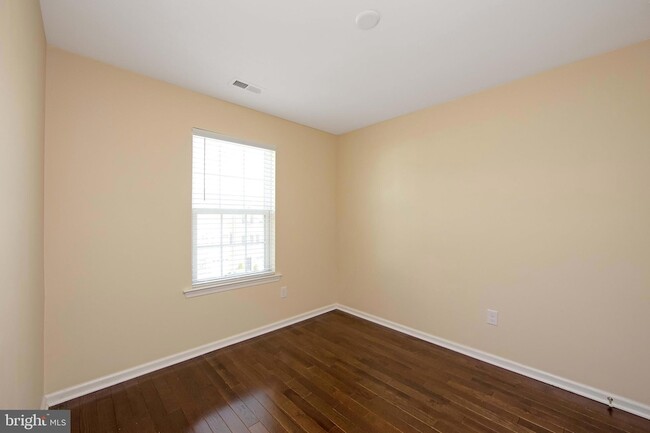Building Photo - 421 Dogwood Dr