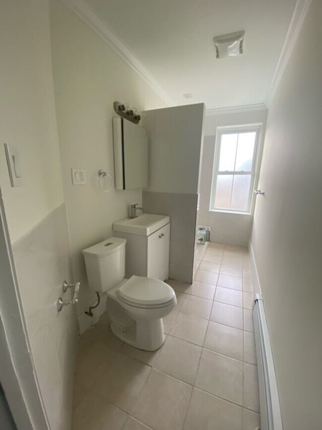 Building Photo - Renovated 4 bedroom unit with easy access!