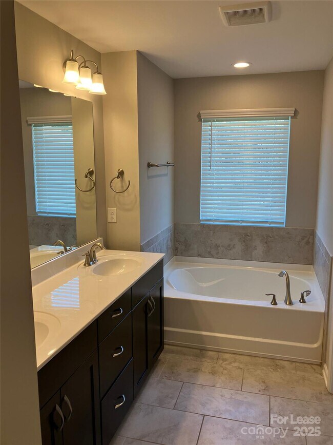 Building Photo - 10421 Bluejack Oak Ct