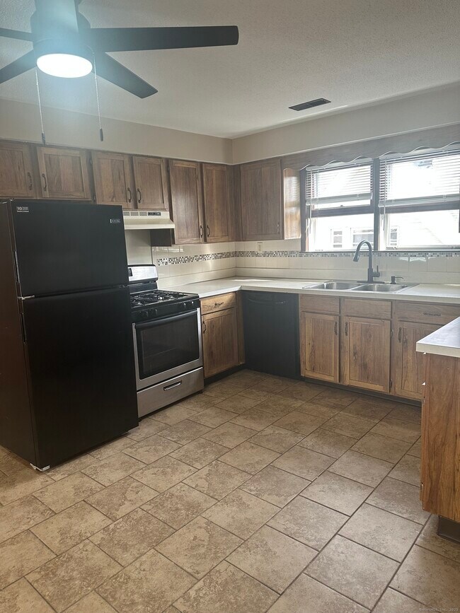 Building Photo - 94 Thompson St