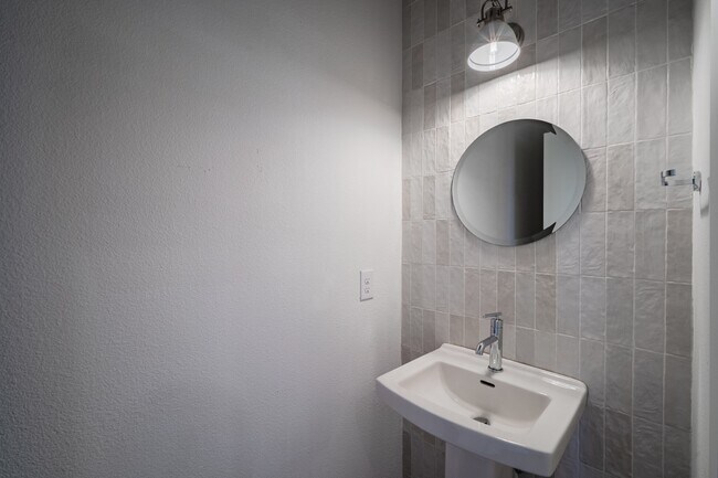 Building Photo - Stunning Newer Townhomes in Lakewood — Walk to Whole Foods, Trader Joe's & Lower Greenville