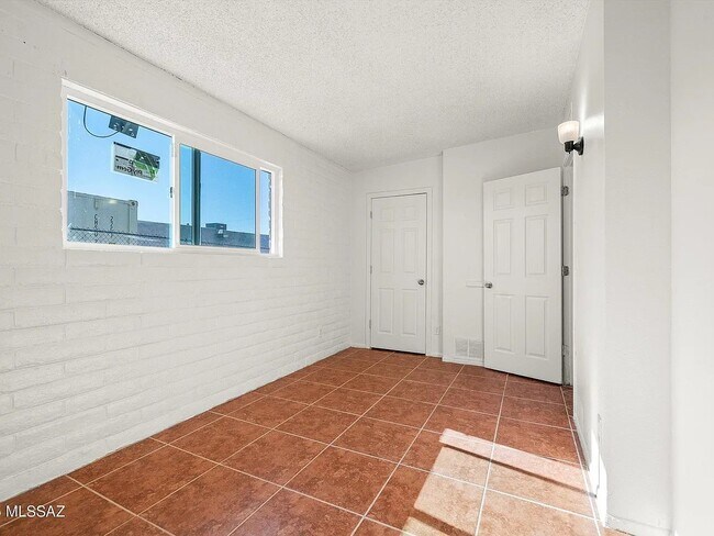 Building Photo - 1408-1410 N Hualpai Rd