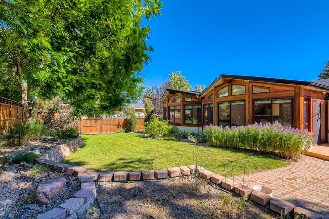 Building Photo - Sun Filled 4B/2.5B in Table Mesa - Availab...