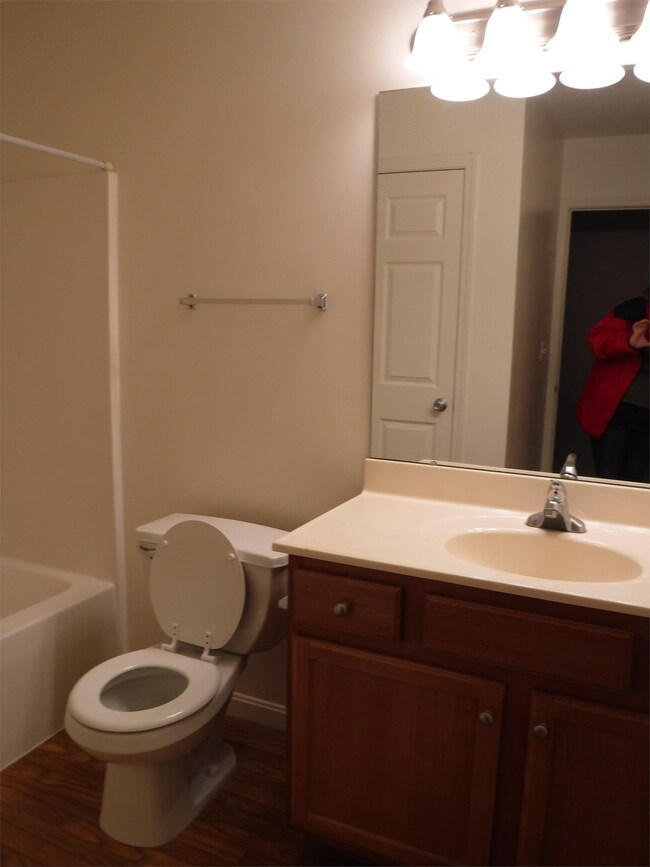 Building Photo - 109 Lake Point Dr