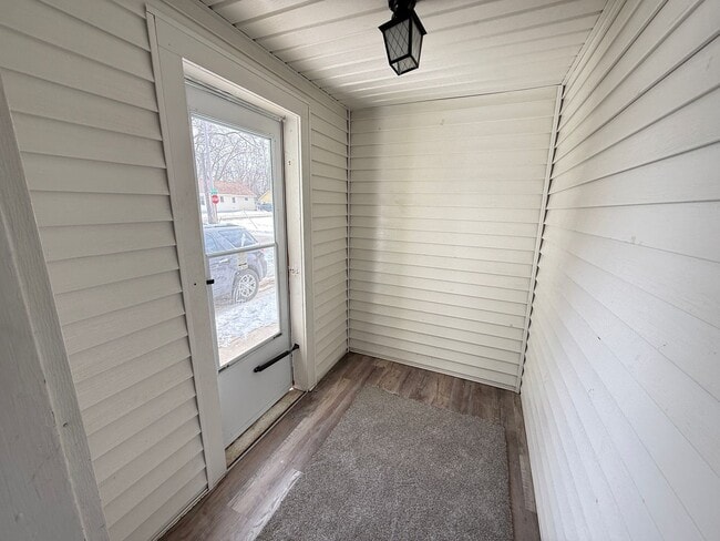 Building Photo - 404 E Bird-Charming single family home for rent in Vandercook Lake