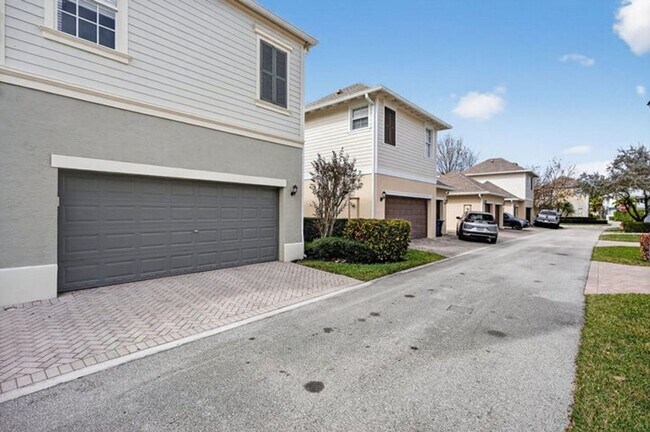 Building Photo - 203 E Thatch Palm Cir