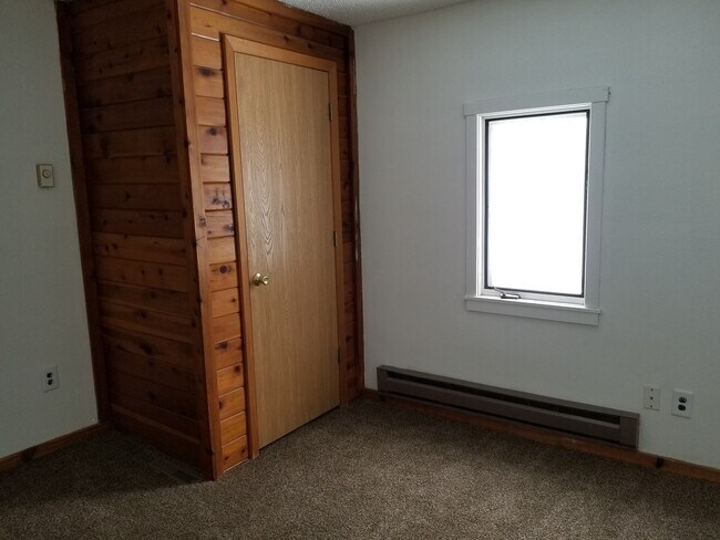 Building Photo - 2 Bedroom Country home