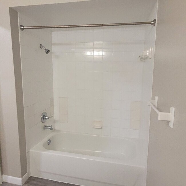 Building Photo - 1/1 condo on ground floor available now in Rockledge