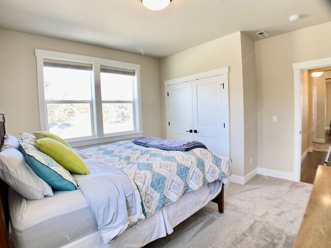 Building Photo - **Unfurnished** Single-level 3 BR-2BA  Home with Mountain Views