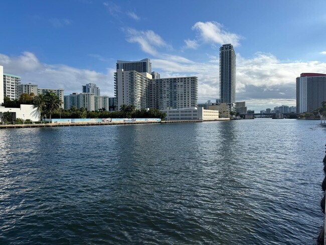 Building Photo - 200 Leslie Dr