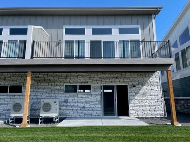 Building Photo - Townhouse For Lease