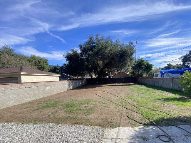 Building Photo - 2717 N Crescent Ave