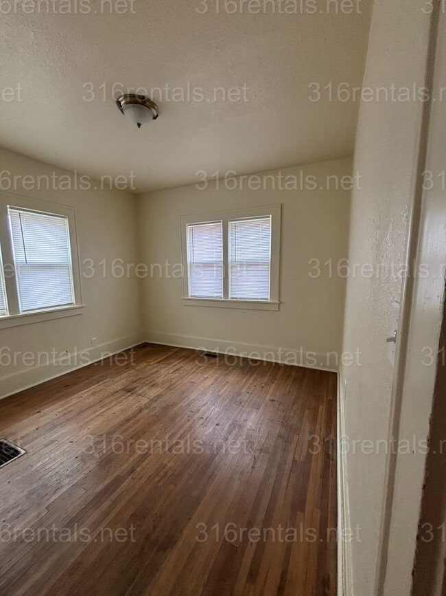 Building Photo - 3 bed 1 bath available NOW!