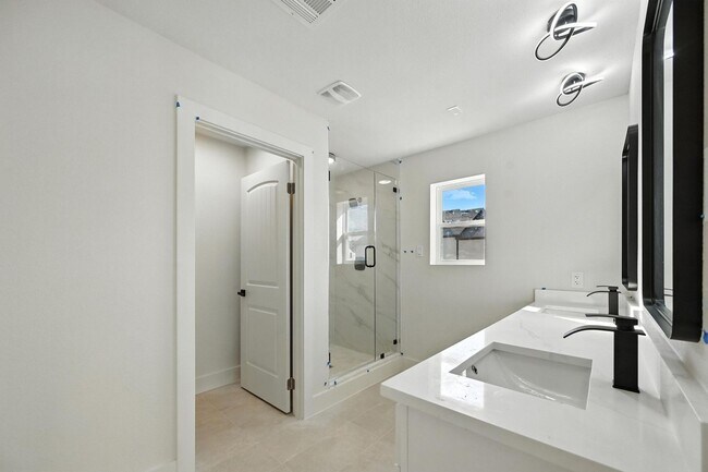 Building Photo - Brand-new modern townhome in Rowlett featu...