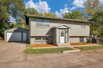 Building Photo - 4120 Lakeview Dr