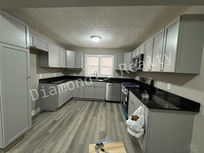 Building Photo - MOVE IN SPECIAL! - Updated 2 bedroom Home ...