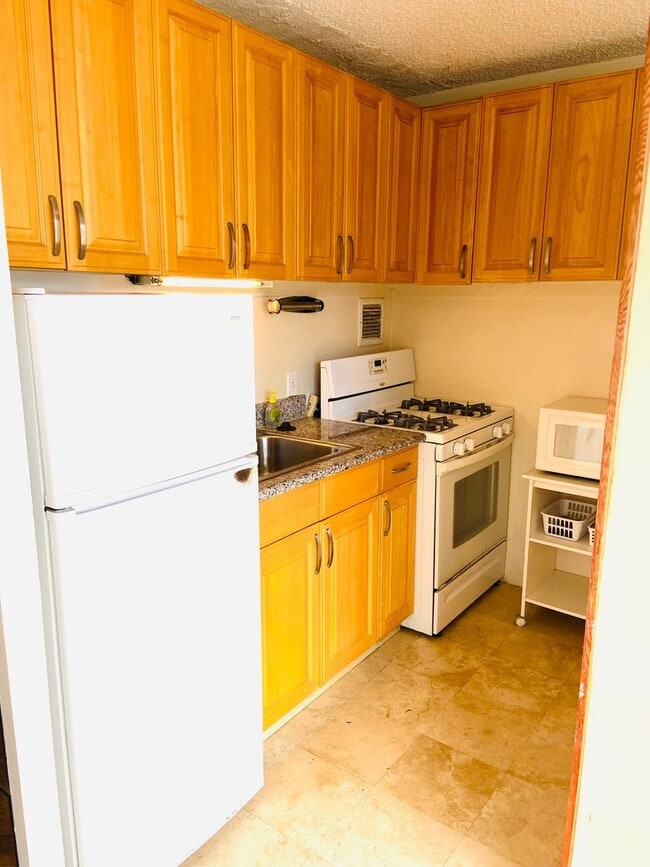 Building Photo - 750 Amana St