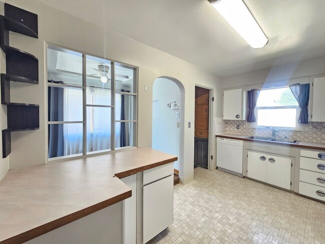 Building Photo - $1,900 - 3 Bed / 2 Bath Charming Rancher H...