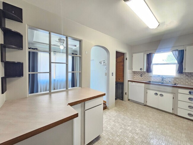 Building Photo - $2,095 - 3 Bed / 2 Bath Charming Rancher H...