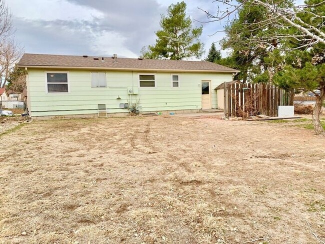 Building Photo - Spacious 3 Bedroom 2 Bath Ranch Style Home...