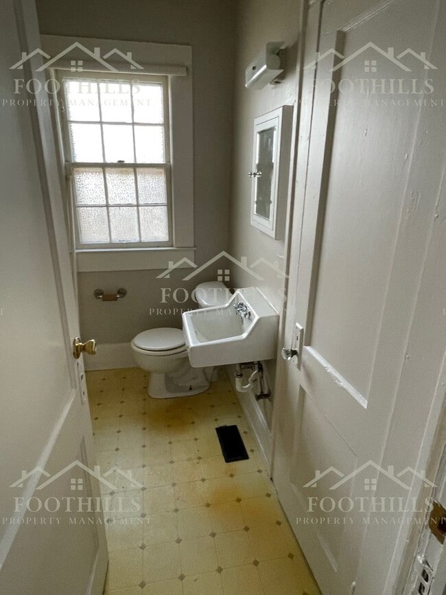Building Photo - 2-Bed, 1-Bath with Beautiful Hardwood Floors