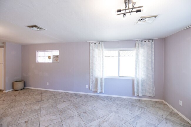 Building Photo - Don't miss your chance on this Marana gem!...