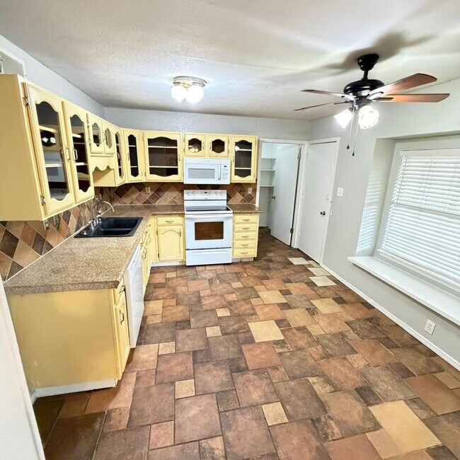 Building Photo - 1721 Brazoria Dr