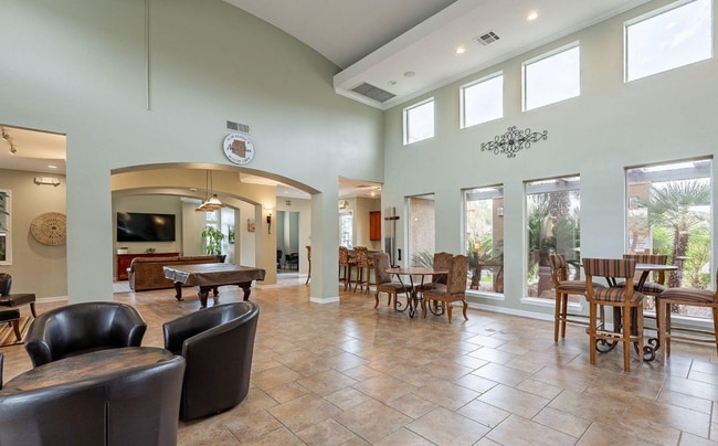 Building Photo - Two Bedrooms/One Bath - Great Location!