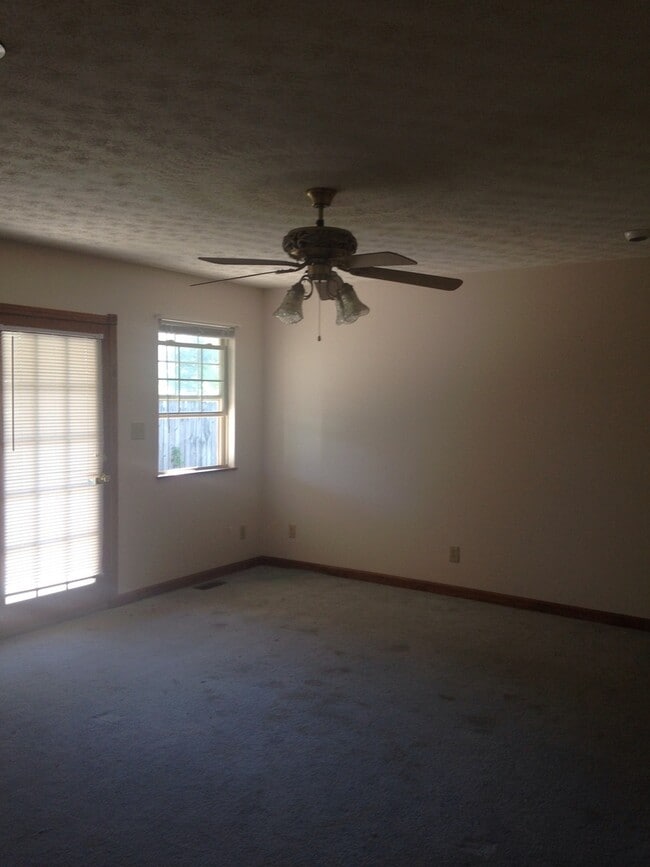 Building Photo - Immaculate three bedroom home in Ashland.