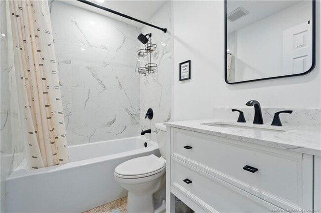Building Photo - 30 SW Hideaway Pl
