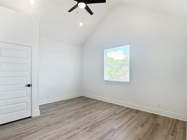 Building Photo - 6107 Begonia Cir