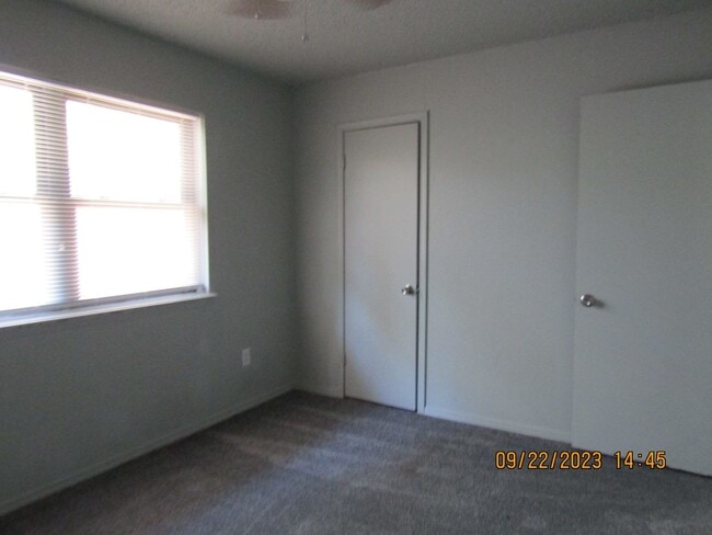 Building Photo - Very nice spacious home located in the Eis...