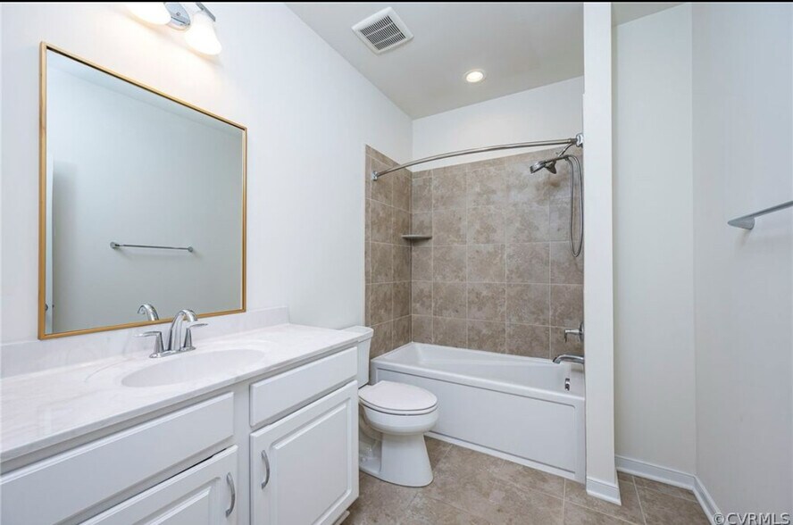 2nd full bathroom with bathtub - 2008 Libbie Lake West St