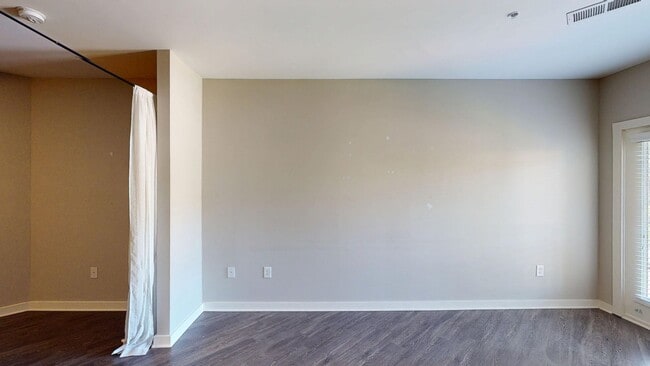 Building Photo - Cozy Studio Apartment in Vibrant Wedgewood...