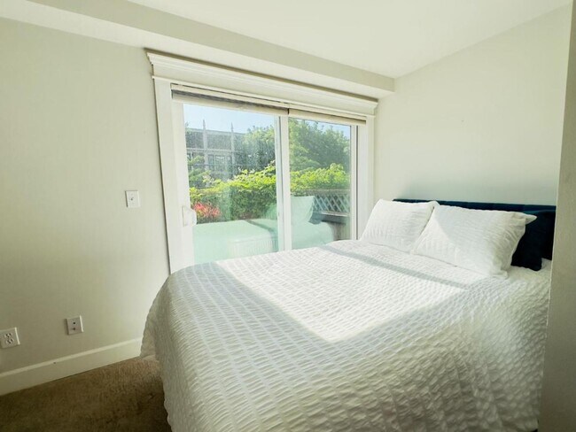 Building Photo - East Lake Town House