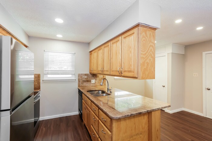 Building Photo - 441 NW Jayellen Ave