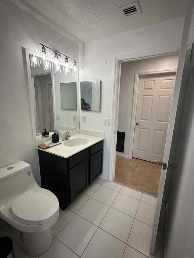 Building Photo - Modern 3-Bedroom Single-Family Home for Re...