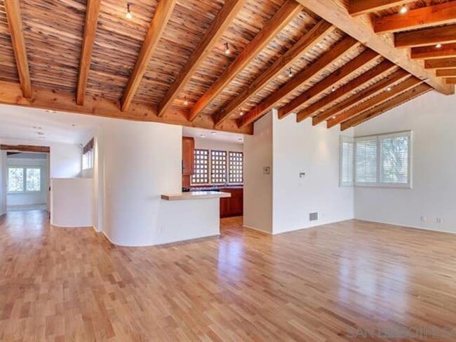 Building Photo - 631 Loring St