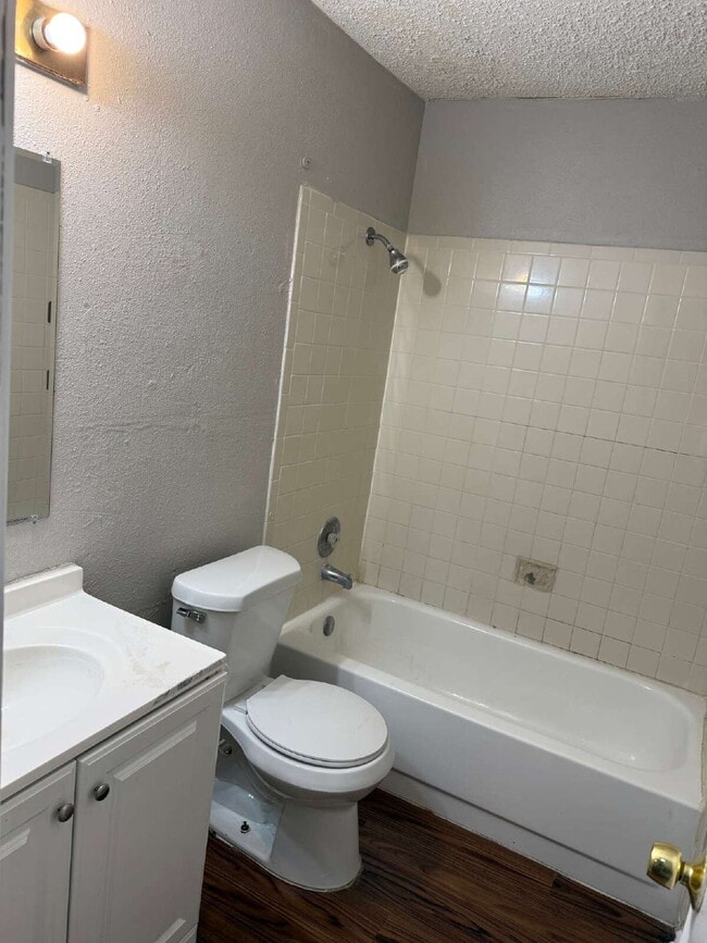 Building Photo - Two Bedroom/Two Bathroom Duplex Between Ki...