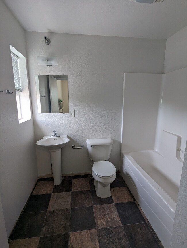 Building Photo - Modern Studio in Heart of Downtown - All Utilities and Internet Included!