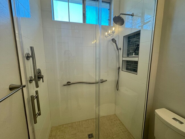 Building Photo - Stunning 3/2 in Haile