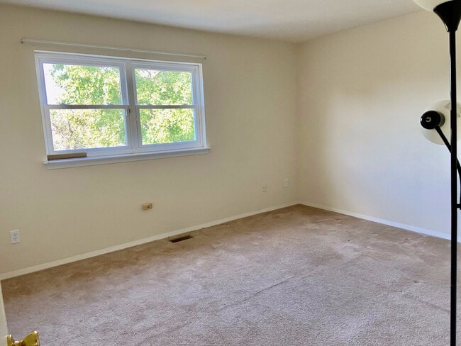 Building Photo - 2BD/1.5BA  Brick Townhouse  Washer/ Dryer Included!